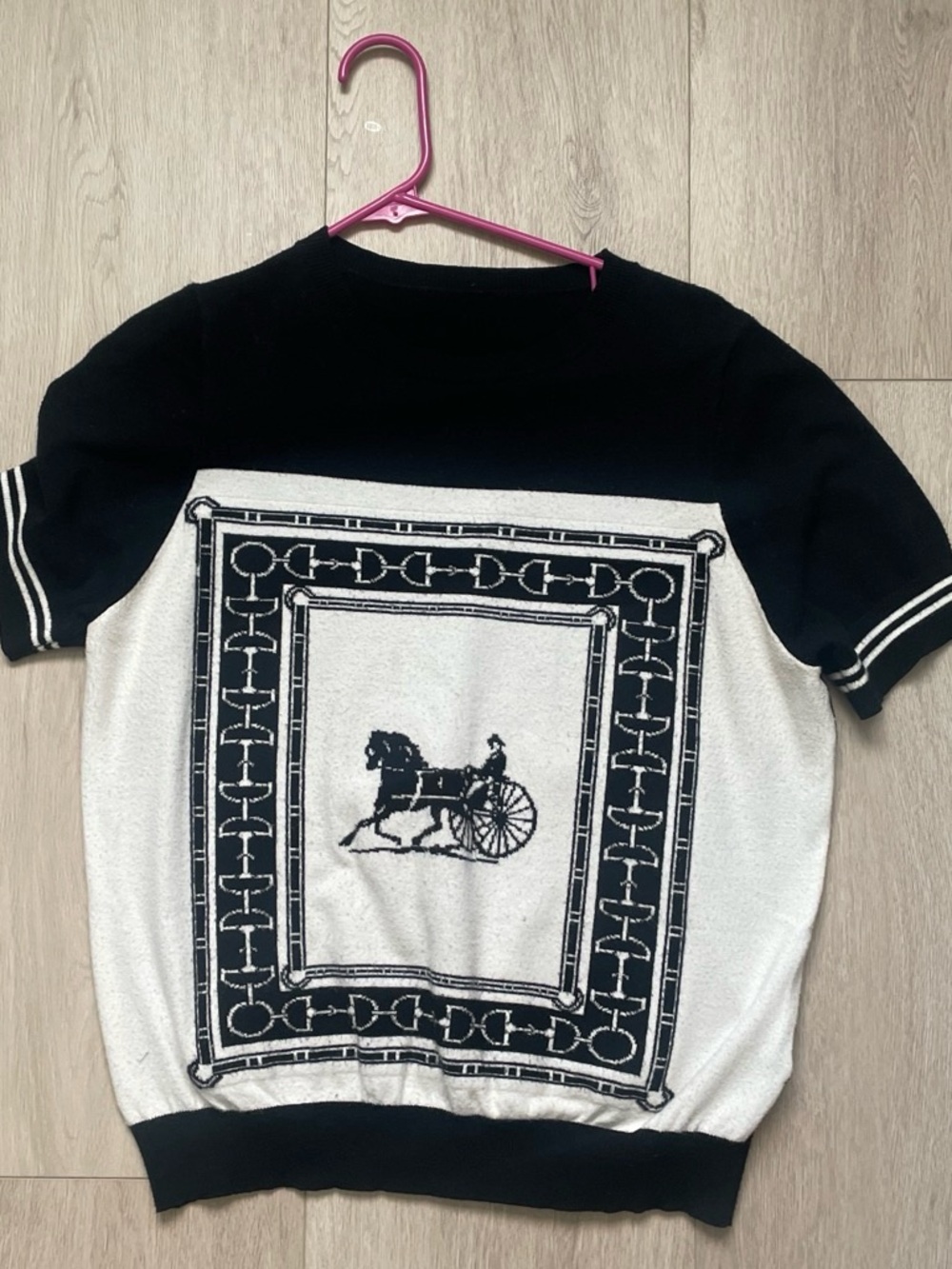 Black and White Short-Sleeve Knit Top with Horse & Carriage Motif